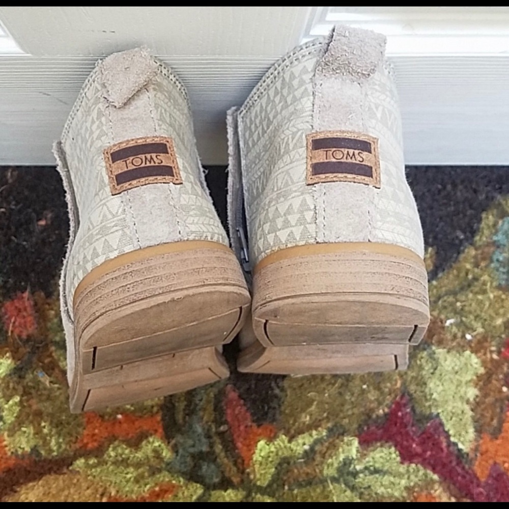 TOMS BOOTS SZ.6